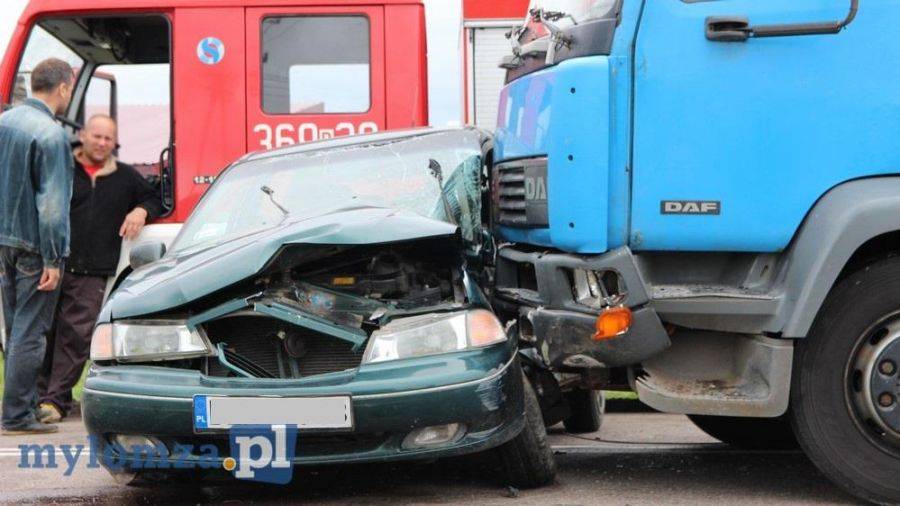 Osobówką pod ciężarówkę! [FOTO]