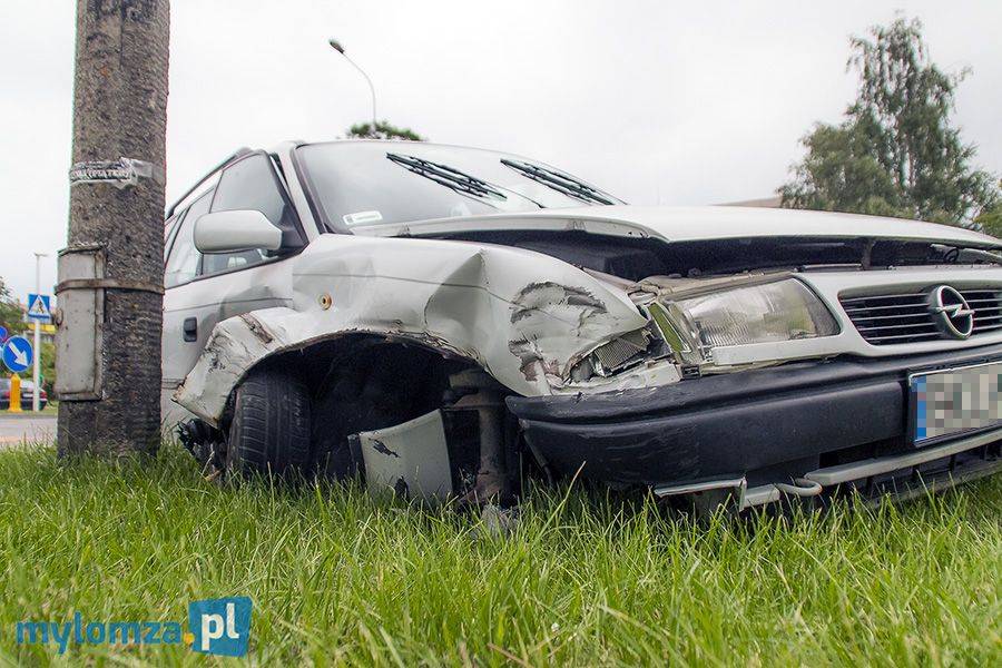 Zderzenie dwóch opli przy wyjeździe ze szpitala [FOTO]