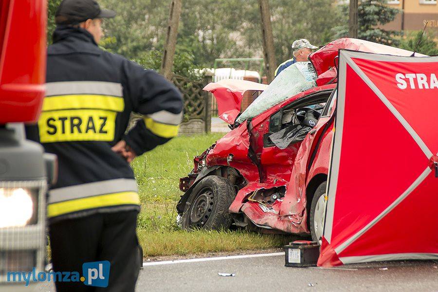Śmiertelny wypadek w Chojnach. Droga 61 zablokowana [FOTO]