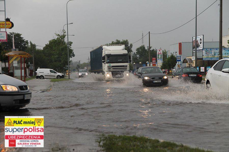 Auto stanęło w kałuży i nie chce jechać... Co dalej?
