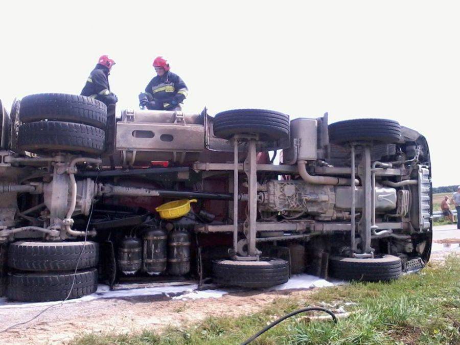 Wypadek ciężarówek. 20 ton ładunku zablokowało drogę! [FOTO]