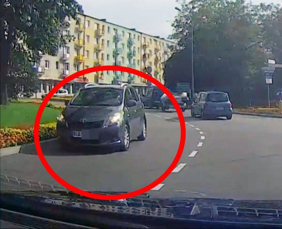 Jazda po rondzie zbyt trudna dla niektórych kierowców [VIDEO]