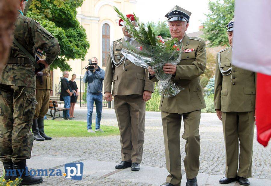 Kwiaty pod pomnikiem Żołnierzy 33 Pułku Piechoty [FOTO]