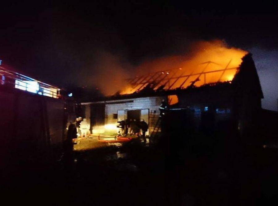 Nocny pożar obory w gminie Zbójna