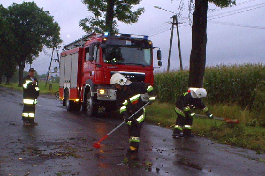 Będzie wiało do popołudnia. Strażakom pracy nie brakuje