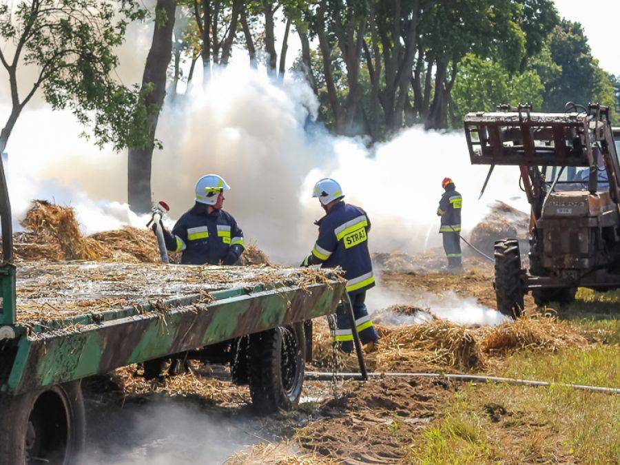Zablokowana droga do Zambrowa. Płoną przyczepy z sianem [FOTO]
