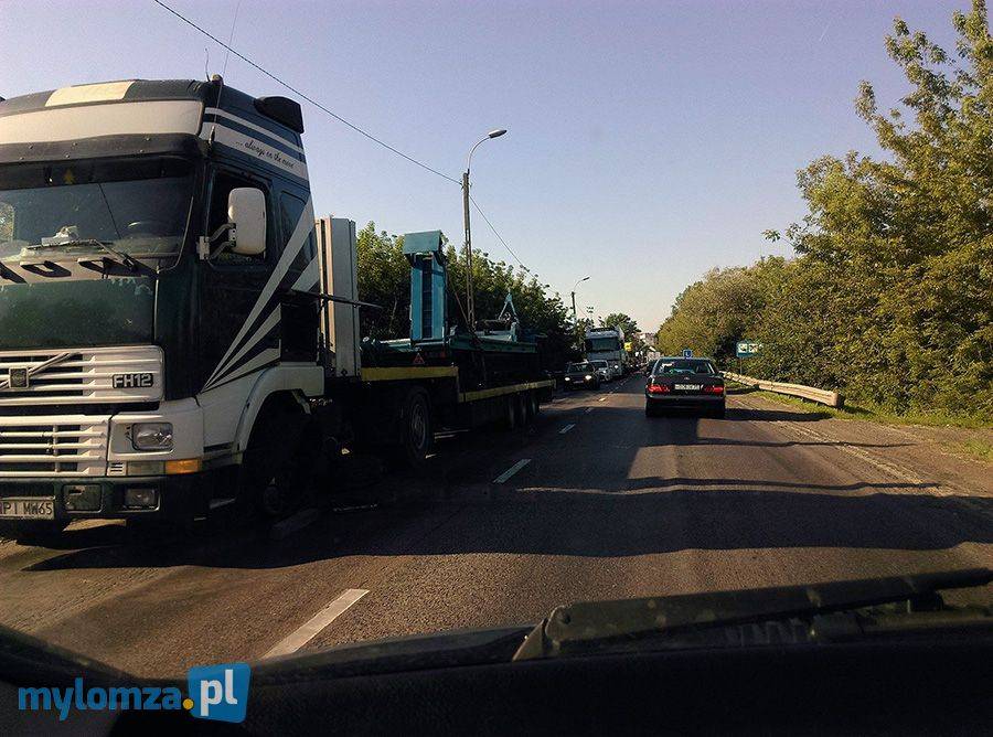 Ulica Zjazd zablokowana przez uszkodzoną oponę TIR-a [FOTO]