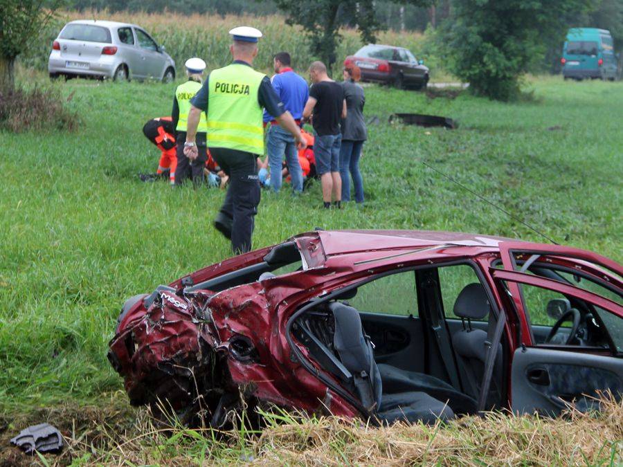 Zderzenie z drzewem, dachowanie i na końcu rów! Wypadek w Chojnach Młodych [VIDEO I FOTO]