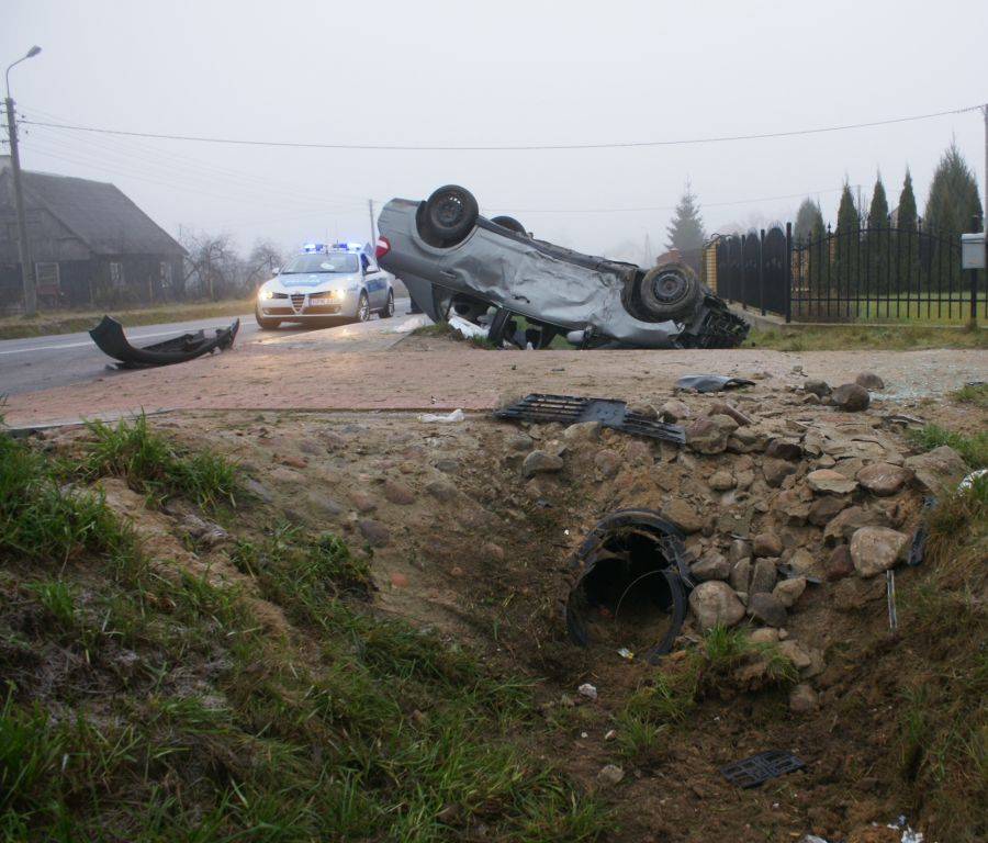 Jest ślisko! Dwa auta dachowały!- FOTO