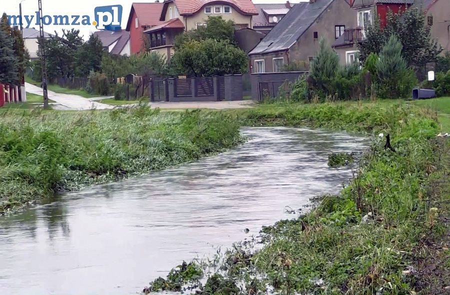 Strażacy mają pełne ręce roboty z powodu wiatru i opadów deszczu. Łomżyczka zagraża budynkom! [VIDEO