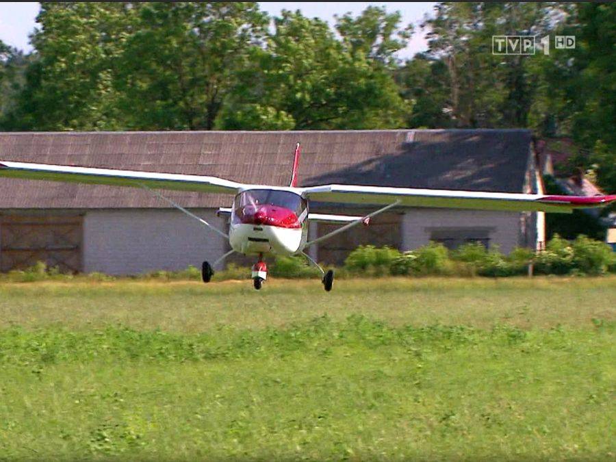Lądowanie samolotem i poród w gospodarstwie u Małgosi w Uśniku
