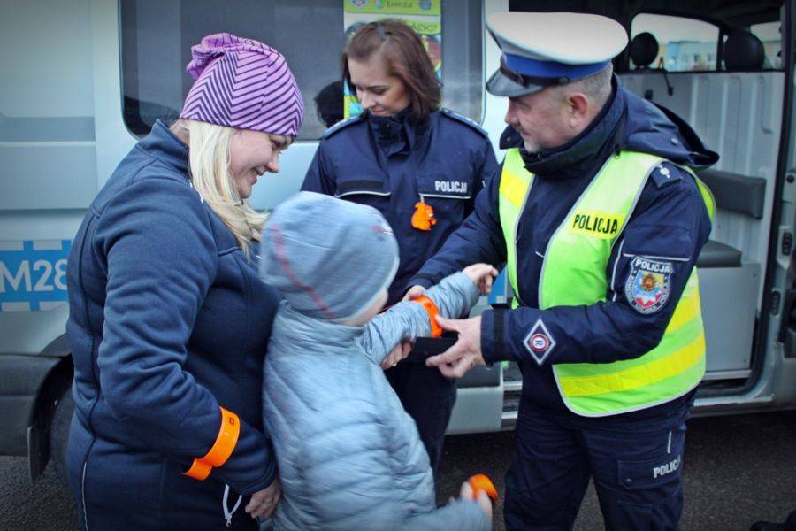 Świeć przykładem! Policjanci na skate parku rozdawali odblaski [FOTO]