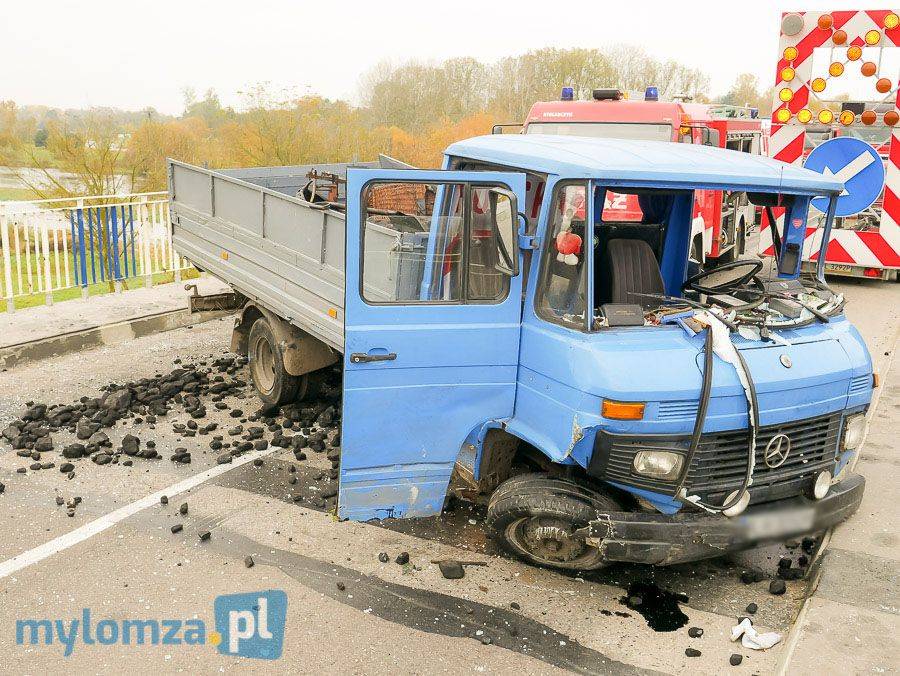 Wypadek na moście w Wiźnie, droga 64 zablokowana [VIDEO i FOTO]