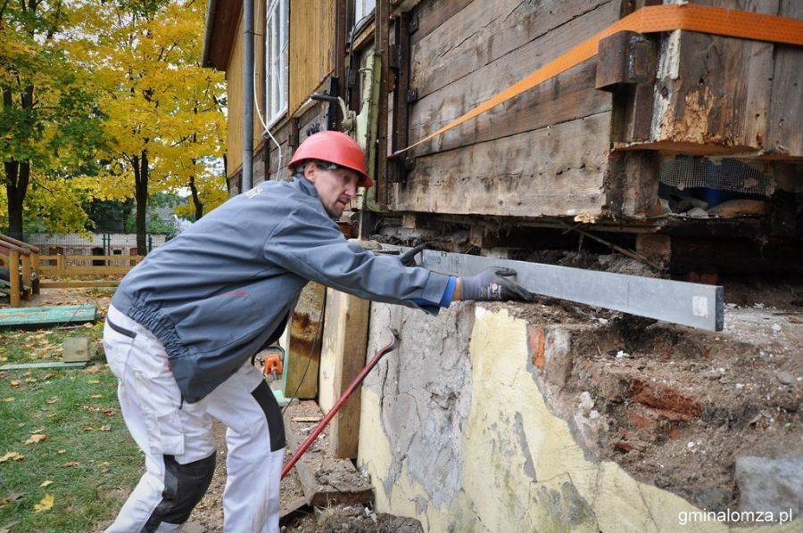 Budynek szkoły osiadł o 10 cm. Potrzebne było natychmiastowe działanie [FOTO]