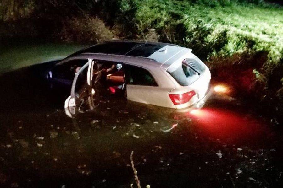 Audi wpadło do stawu. Trzy osoby w szpitalu