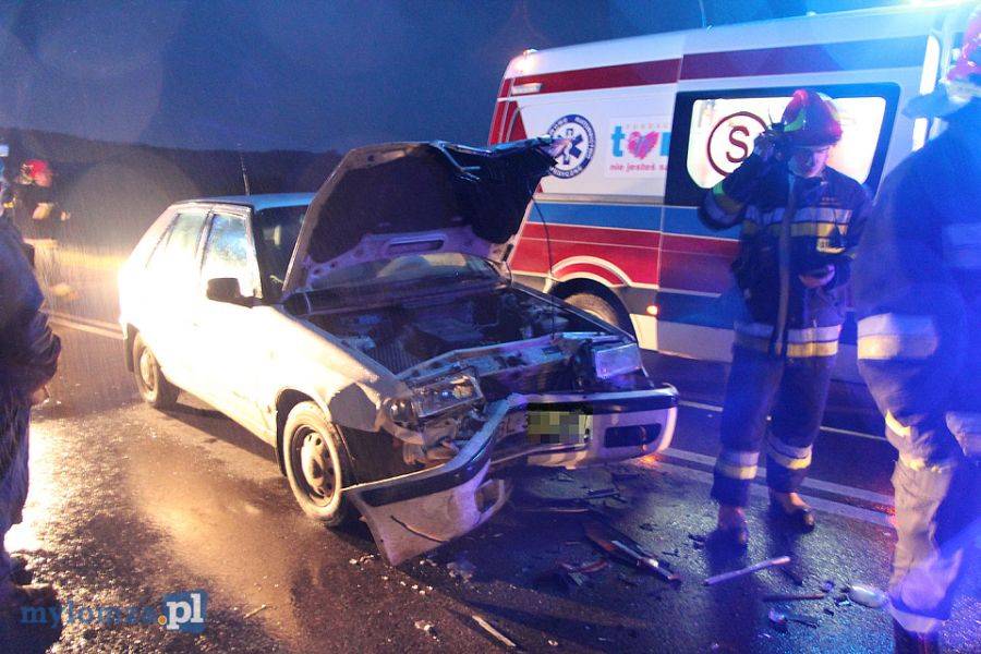 Skodą uderzył w radiowóz. Policjanci w szpitalu [FOTO]