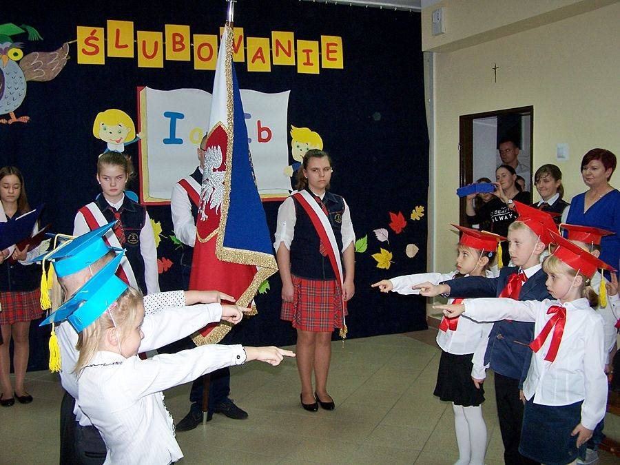 Ślubowanie pierwszoklasistów w łomżyńskiej 