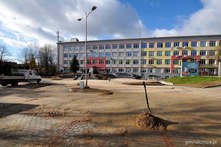Przed Urzędem Gminy Łomża będzie funkcjonalnie, bezpiecznie i ładnie [FOTO]