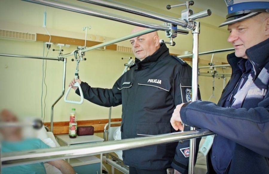 Komendant odwiedził w szpitalu rannych w wypadku policjantów