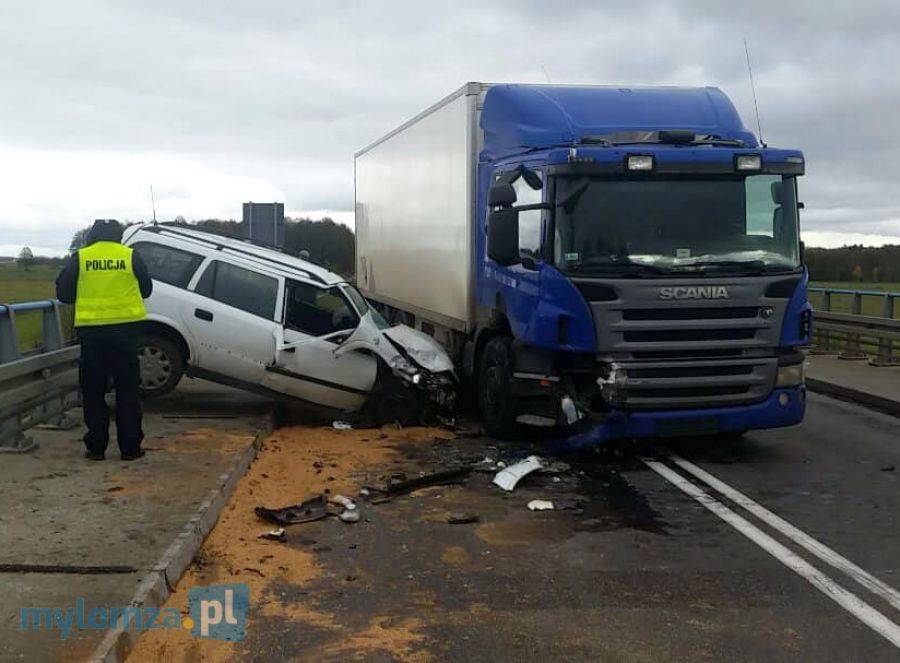 Czołówka na granicy województw, dwie osoby ranne, droga zablokowana [FOTO]