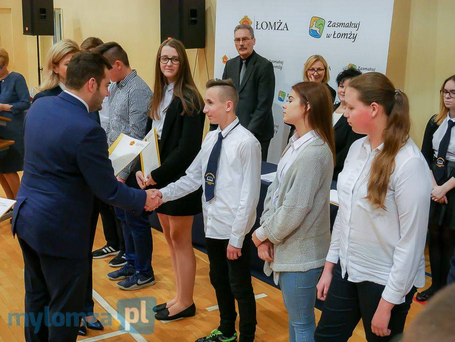 Prezydent wręczył uczniom stypendia i nagrody edukacyjne [VIDEO i FOTO]