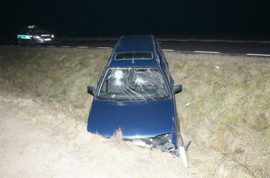 Ciężarówka zepchnęła auto do rowu