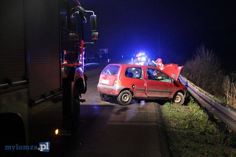 Renault rozbite przez urwane koło ciężarówki [FOTO]