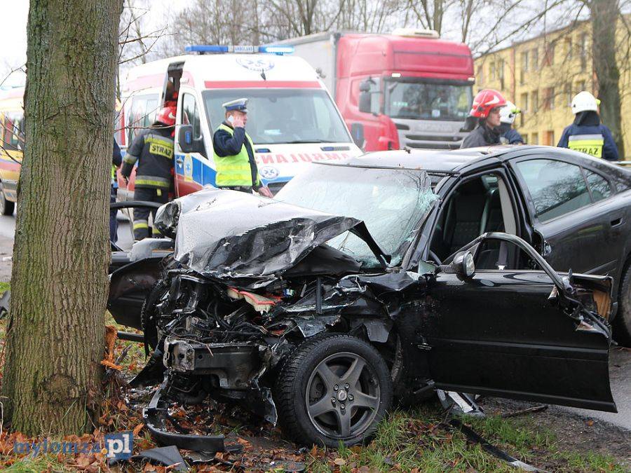 Volvo rozbiło się na drzewie. Dwie osoby w szpitalu [FOTO]