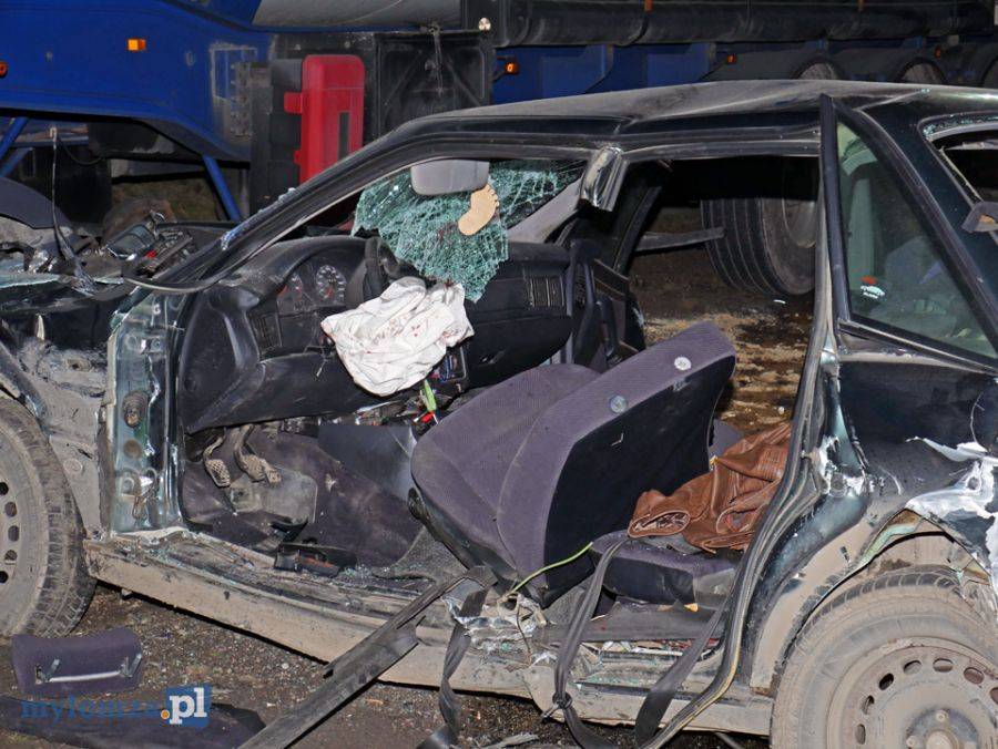 Audi zakleszczone miedzy tirami. Zablokowana DK61! [FOTO]