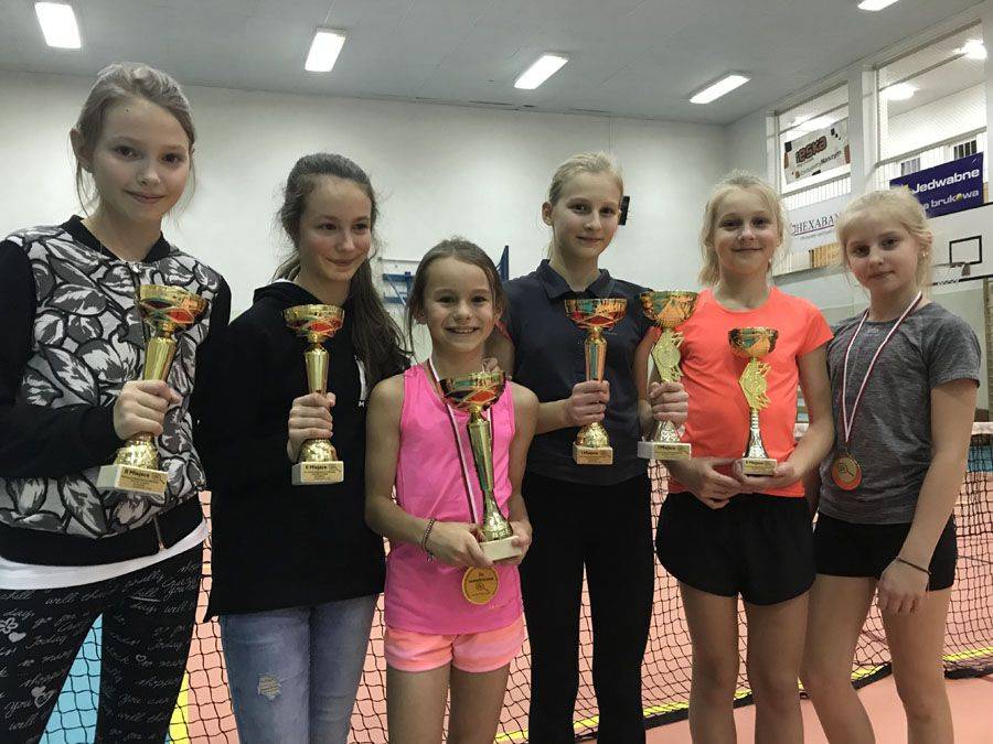 Łomżyńskie skrzatki z medalami mistrzostw województwa w tenisie [FOTO]