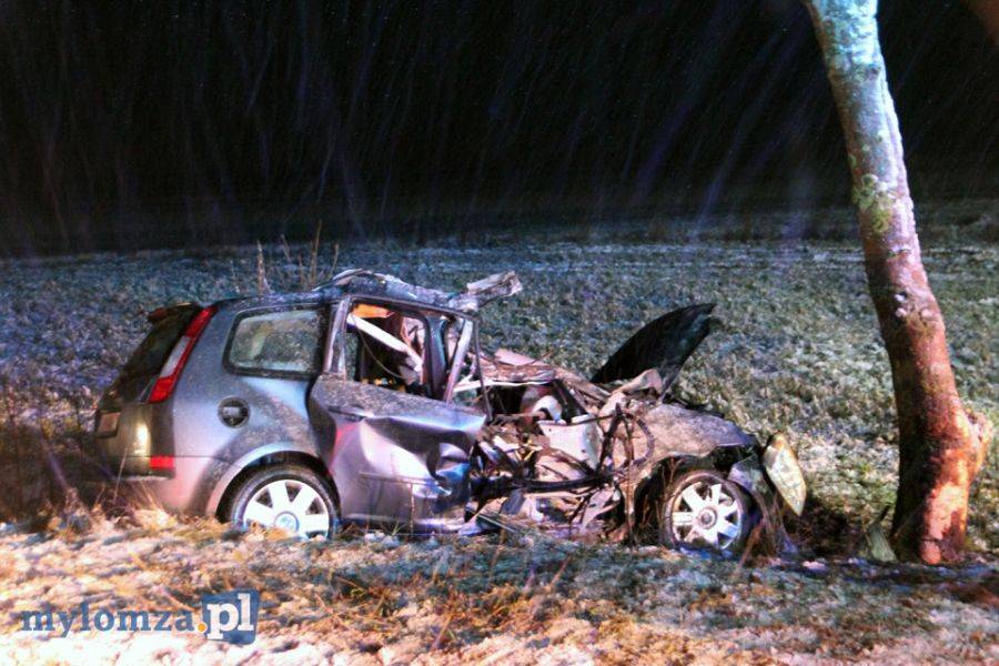 Ford roztrzaskał się na drzewie [FOTO]