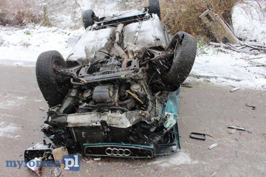 Jest ślisko! W Starej Łomży dachowało audi [FOTO]