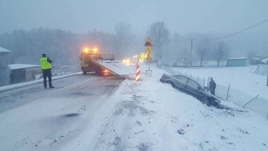 Bardzo trudne warunki na drogach. Samochody zjeżdżają do rowów. Krajowa 64 zablokowan