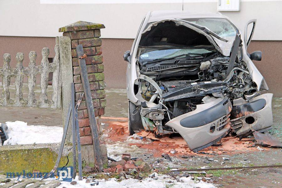 Auto staranowało bramę i płot! Dwie osoby w szpitalu [FOTO]