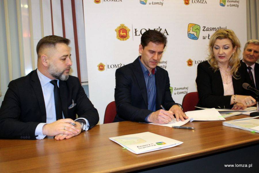 Pierwsze trzy umowy na dofinansowanie szkoleń i kursów zawodowych w Łomży podpisane [FOTO]