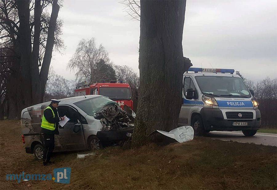 Auto na drzewie za Bożejewem. Droga 64 zablokowana [FOTO]