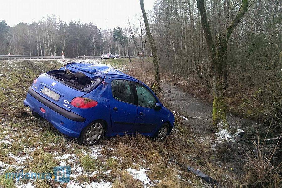 Peugeot dachował za Wizną [FOTO]