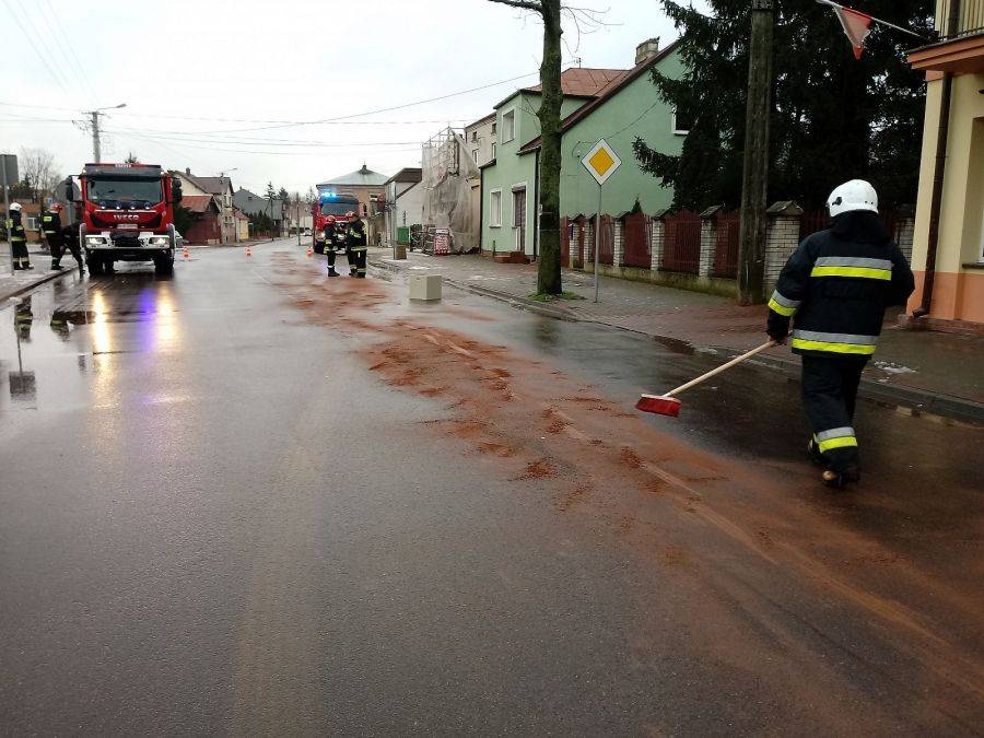 Śliska plama na ulicy w Śniadowie [FOTO]