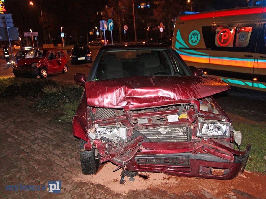Wypadek na Piłsudskiego. Trzy osoby w szpitalu [FOTO]