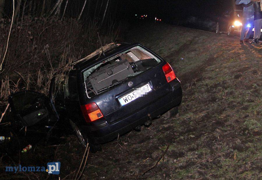 Dachował i wpadł do przydrożnej strugi [FOTO]