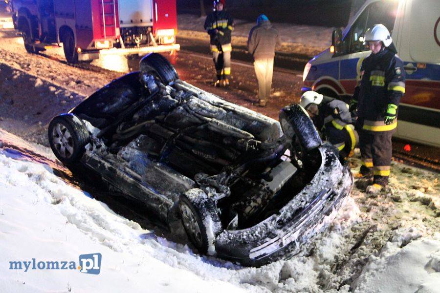 Audi w rowie na dachu, kierowca w szpitalu [FOTO]