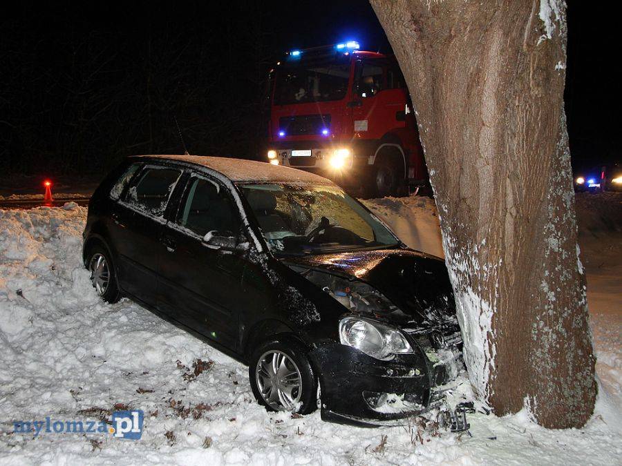 Wpadła w poślizg i uderzyła w drzewo [FOTO]