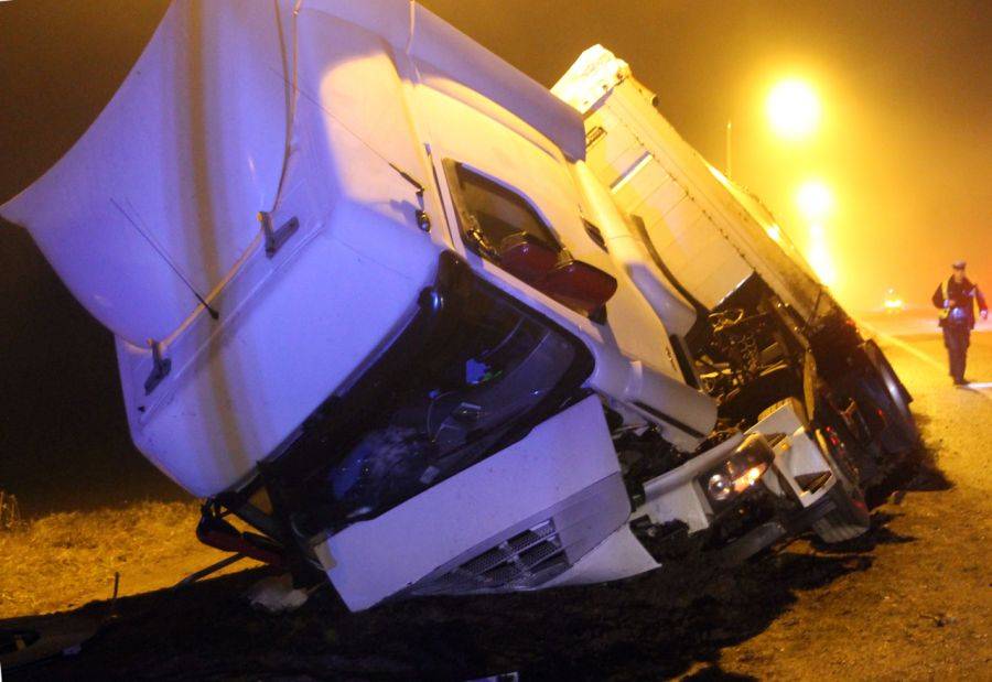 DK61: Tir wjechał do rowu [FOTO]