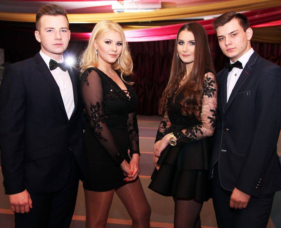 Piękne chwile na studniówce w Akademickich Szkołach Ponadgimnazjalnych [VIDEO i FOTO]