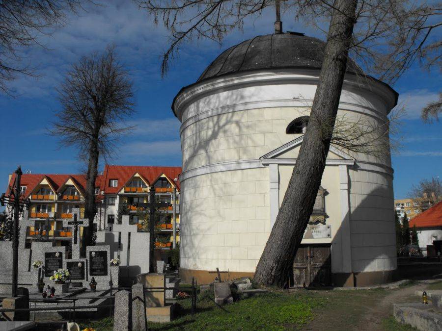 Włamanie do kaplicy z grobami rodziny Śmiarowskich