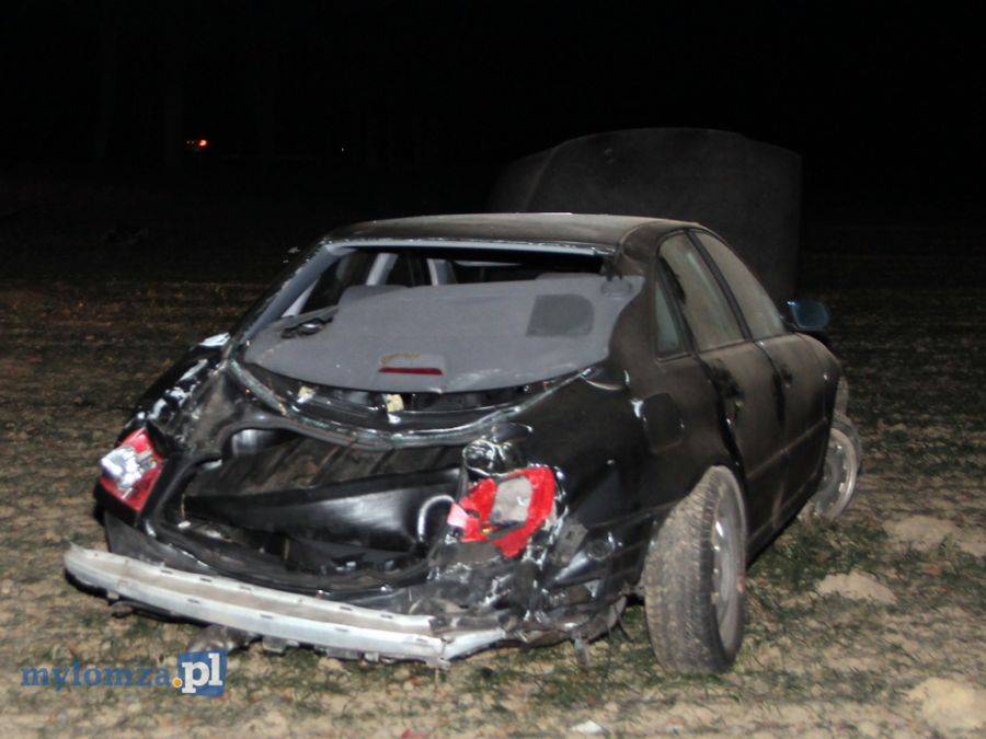 Samochód uderzył w drzewo. Auto odrzuciło w pole [FOTO]