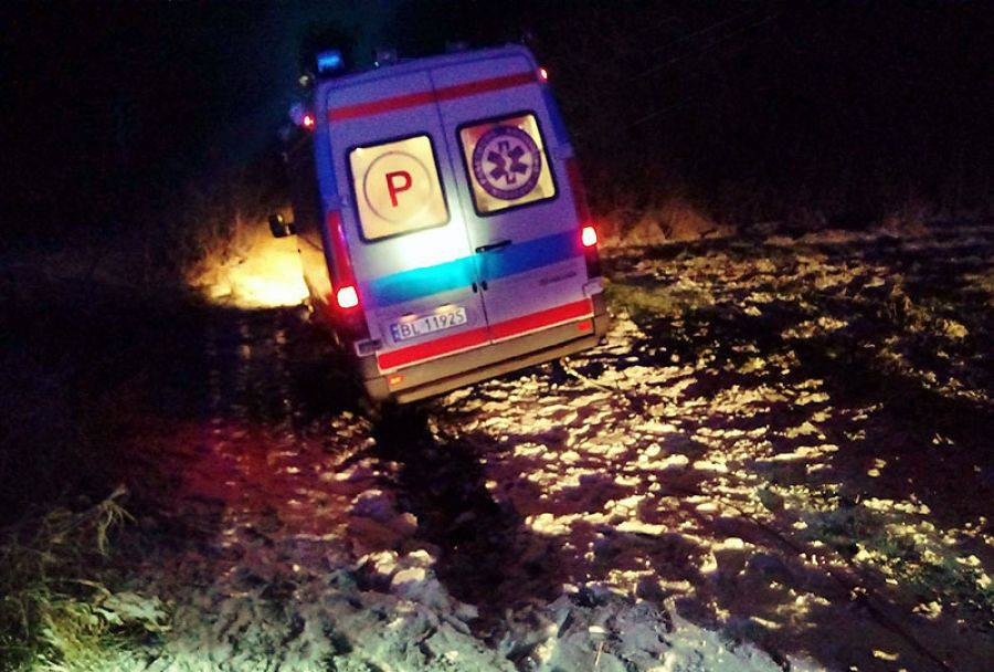 Strażacy wyciągnęli ambulans, który utknął w błocie [FOTO]