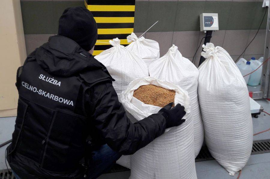 100 kg nielegalnego tytoniu jechało przez Śniadowo