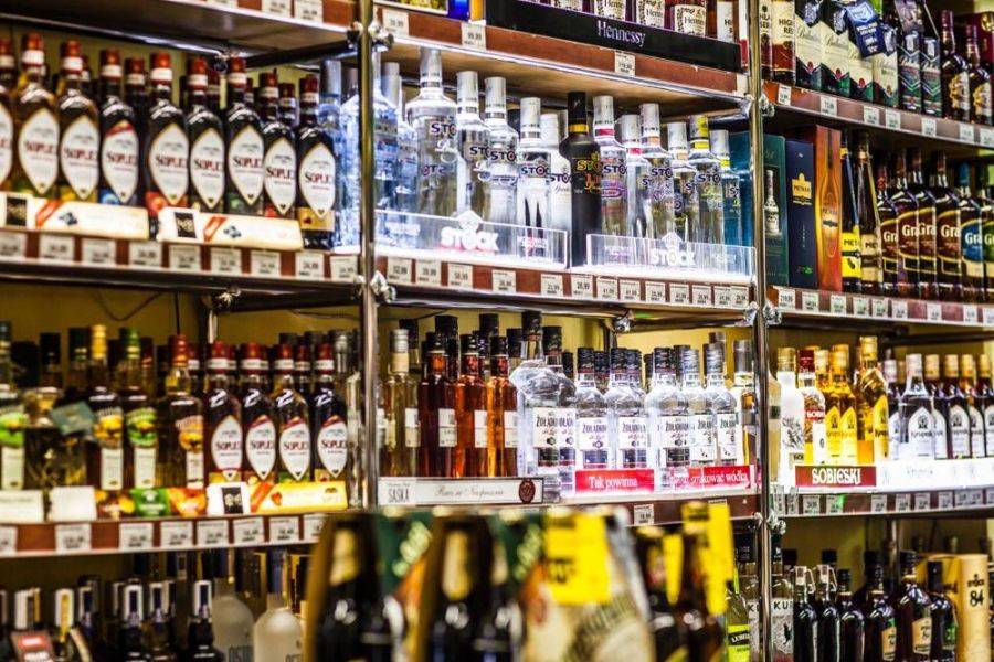 Sprzedaż alkoholu w Łomży spadła, ale czy to znaczy, że pijemy go mniej?