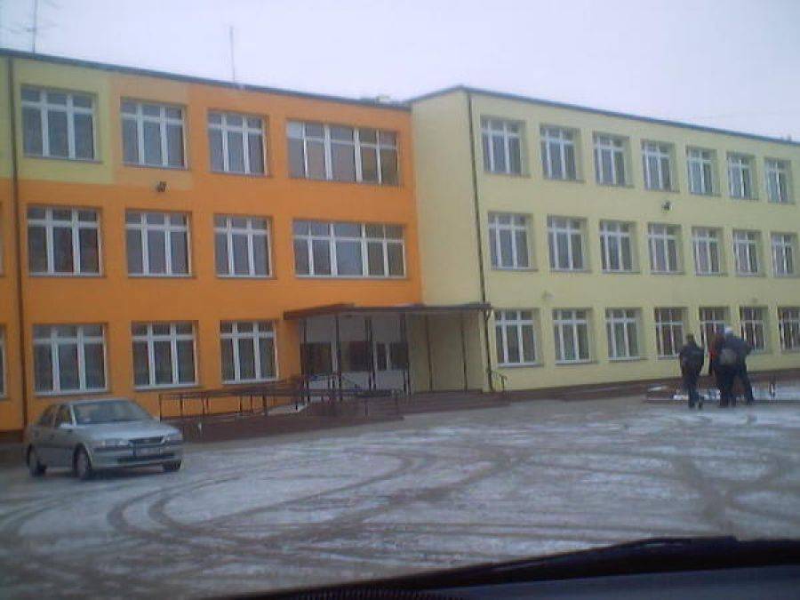 Cztery oferty na opracowanie dokumentacji sali sportowej przy SP5